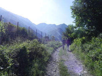 In cammino lungo i sentieri vicino alla Dora Baltea verso Arnad (44830 bytes)